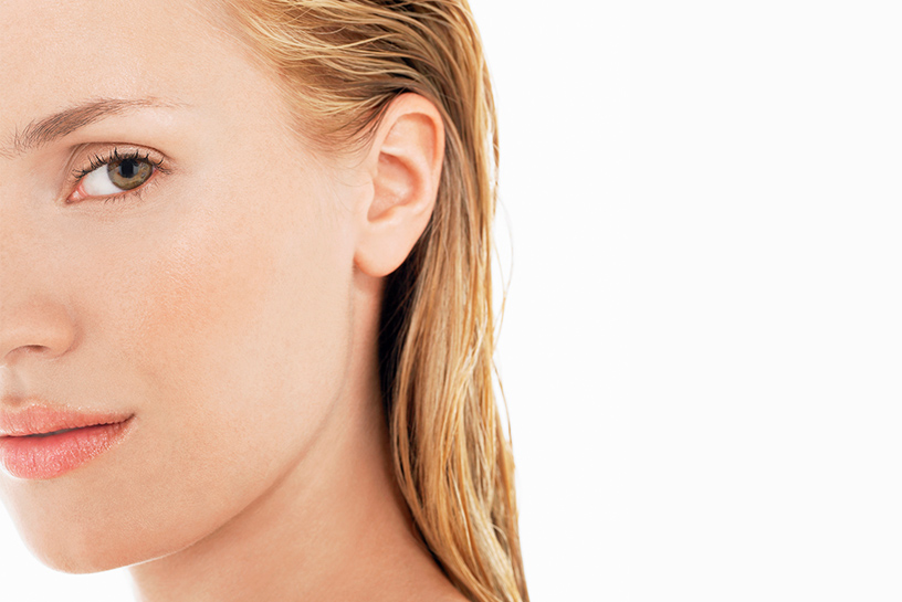 אישה עם עור זוהר לאחר טיפול Glow Shot